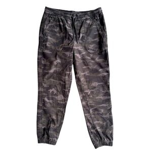 Athleta Women's Farallon Jogger Pants
Green Camo Size 12